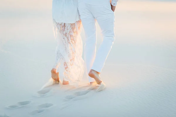 Amantes Caminham Descalços Areia Deserto Branco Amor Deserto Recém Casados — Fotografia de Stock