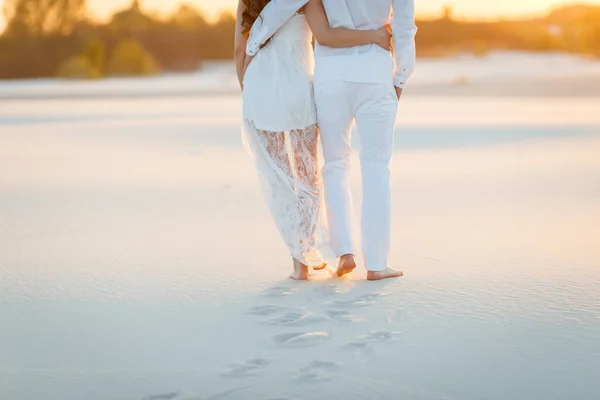 Geliefden Lopen Blootsvoets Het Zand Witte Woestijn Richting Zonsondergang — Stockfoto