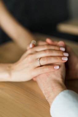 Genç ve mutlu bir adam, kafedeki kız arkadaşına el ve kalp teklifinde bulunuyor. Özel gün ve karşılıklı aşk.