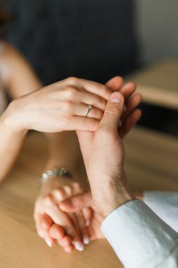 Genç ve mutlu bir adam, kafedeki kız arkadaşına el ve kalp teklifinde bulunuyor. Özel gün ve karşılıklı aşk.