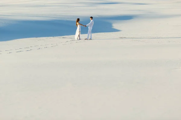 Gli Sposi Camminano Scalzi Sulla Sabbia Nel Deserto Bianco Amore — Foto Stock