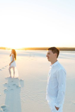 Beyaz bir adada yeni evliler.