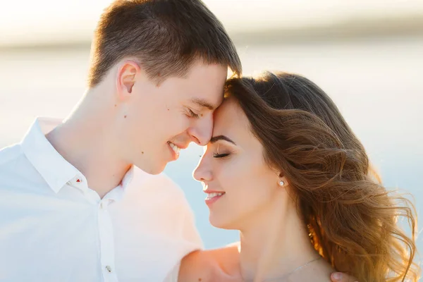 Nowożeńcy Przytulający Się Białej Pustyni Podczas Romantycznej Podróży Poślubnej — Zdjęcie stockowe