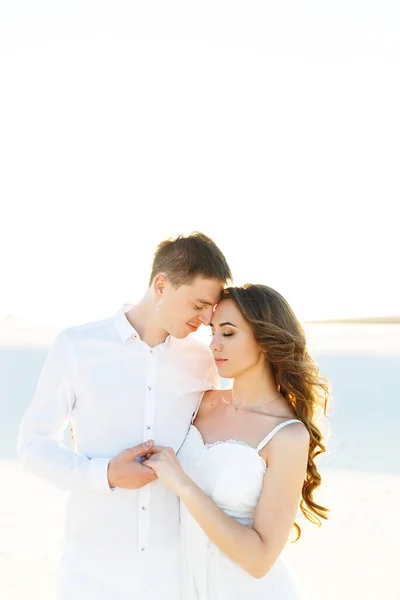 Recém Casados Abraçando Deserto Branco Durante Uma Viagem Romântica Lua — Fotografia de Stock