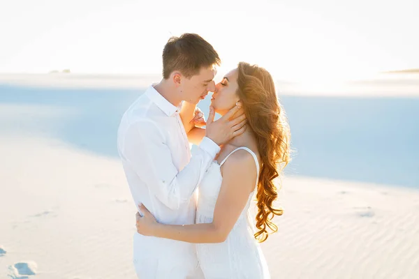 Newlyweds Beija Deserto Branco Durante Uma Viagem Romântica Lua Mel — Fotografia de Stock