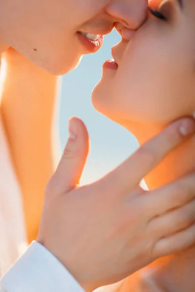 Kisses Newlyweds Desierto Blanco Durante Romántico Viaje Luna Miel —  Fotos de Stock