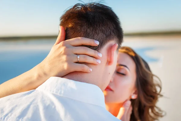 Kisses Newlyweds Desierto Blanco Durante Romántico Viaje Luna Miel —  Fotos de Stock