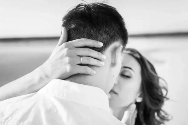 Sposi Baci Deserto Bianco Durante Romantico Viaggio Nozze — Foto Stock