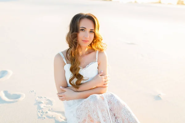 Menina Doce Encantadora Elegante Vestido Estilo Vintage Caminha Areia Branca — Fotografia de Stock