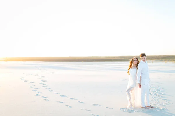 Sposi Novelli Viaggi Nel Deserto Bianco — Foto Stock