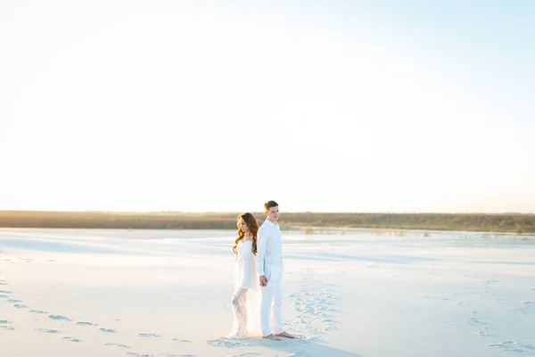 Mariage Jeunes Mariés Voyage Dans Désert Blanc — Photo