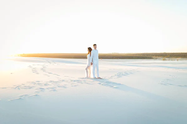 Mariage Jeunes Mariés Voyage Dans Désert Blanc — Photo