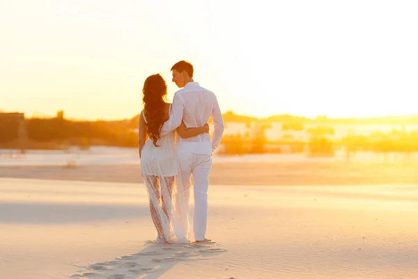 Newlyweds walk barefoot on the sand in the white desert — Stock Photo, Image
