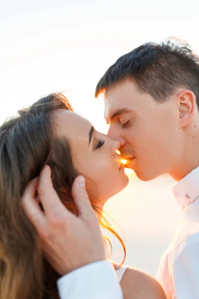 Νεόνυμφοι Φιλιούνται Μια Λευκή Έρημο Κατά Διάρκεια Ενός Ρομαντικού Ταξιδιού — Φωτογραφία Αρχείου