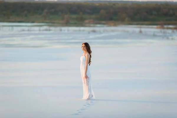 Портрет Девушки Белом Платье Шагает Песку Белой Пустыне — стоковое фото