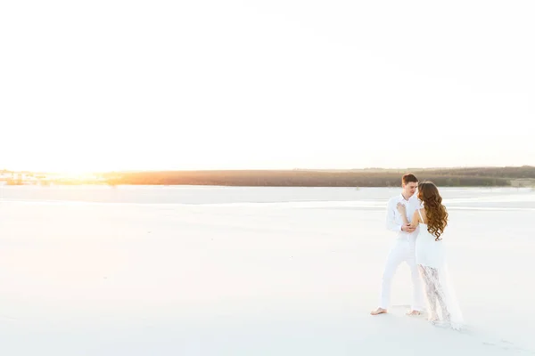 Giovane Coppia Che Abbraccia Deserto Bianco Durante Romantico Viaggio Nozze — Foto Stock