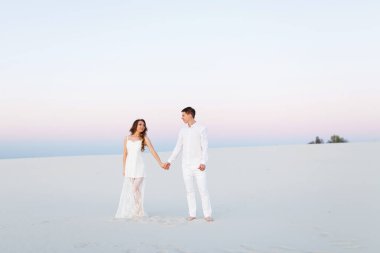 Düğün Yeni Evlileri Beyaz Çöle Seyahat Eder