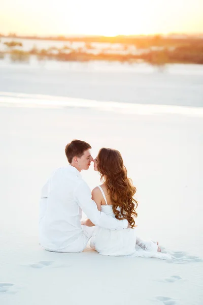 Jeune Couple Embrassant Dans Désert Blanc Lors Voyage Romantique Lune — Photo