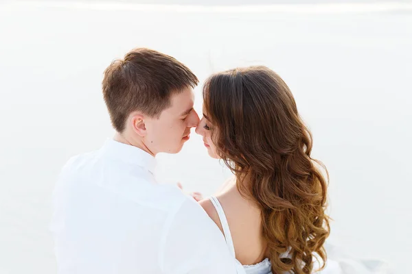 Casal Jovem Abraçando Deserto Branco Durante Uma Viagem Romântica Lua — Fotografia de Stock