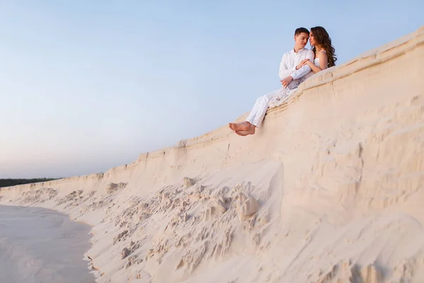 Bruiloft Pasgetrouwden Reis Naar Witte Woestijn — Stockfoto