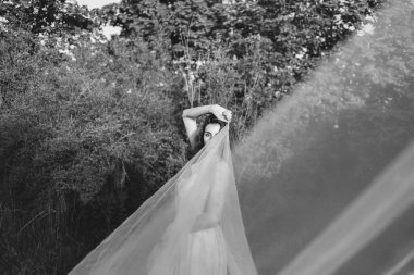 Güzel bir sanat portresi Bir yaz bahçesinde peçeli güzel bir gelin