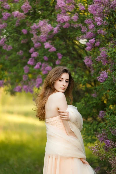 Romantický Portrét Mladé Krásné Dívky Stojící Jaře Šeříková Zahrada — Stock fotografie
