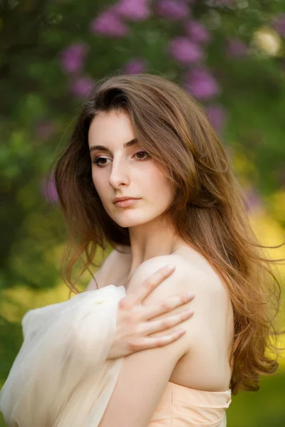 Retrato Romántico Una Joven Guapa Pie Jardín Lila Primavera — Foto de Stock