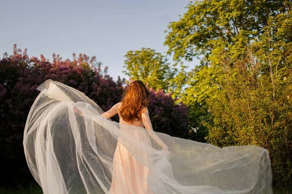 Leylak Bahçesinde Peçeli Güzel Bir Sanat Gelini — Stok fotoğraf