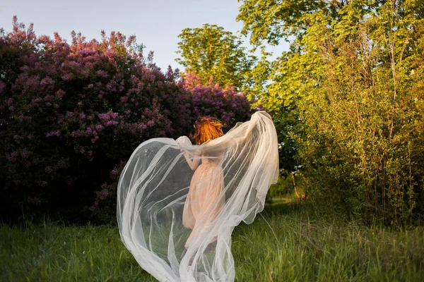 Piękna Piękna Panna Młoda Welonem Liliowym Ogrodzie — Zdjęcie stockowe