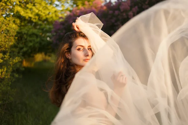 Изящная Невеста Вуалью Лиловом Саду — стоковое фото