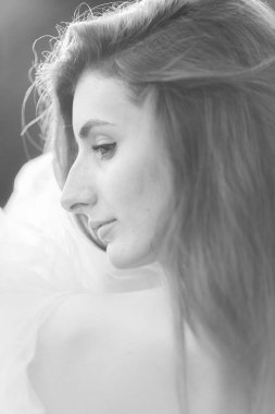 Güzel bir sanat portresi Bir yaz bahçesinde peçeli güzel bir gelin