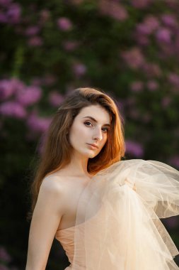 Leylak bahçesinde peçeli güzel bir sanat gelini.