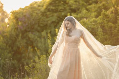 Güzel bir sanat portresi Bir yaz bahçesinde peçeli güzel bir gelin