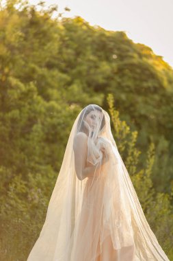 Güzel bir sanat portresi Bir yaz bahçesinde peçeli güzel bir gelin