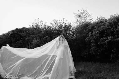 Leylak bahçesinde peçeli güzel bir sanat gelini.