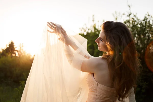 Mariées mains avec un anneau sous un voile — Photo