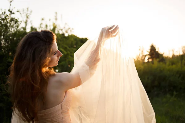 Mariées mains avec un anneau sous un voile — Photo