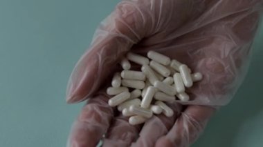 Hemşirelerin avucunda bir avuç beyaz hap