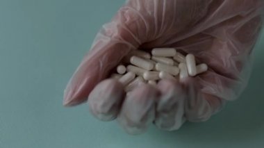 Hemşirelerin avucunda bir avuç beyaz hap