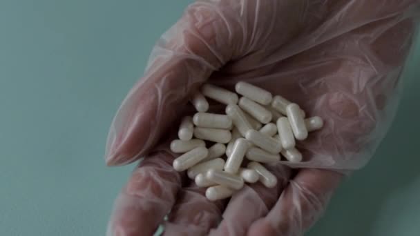 Un puñado de píldoras blancas en enfermeras palma — Vídeo de stock