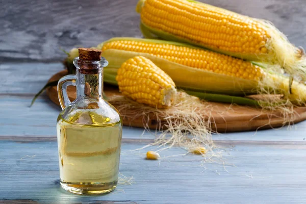 Свежая кукуруза с бутылкой масла — стоковое фото
