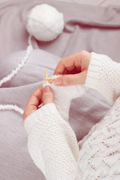 Vrouw handen breien — Stockfoto