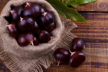 Bir çuval içinde taze kestane