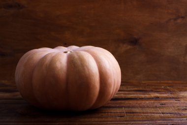 Ahşap arka plan üzerinde büyük kabak