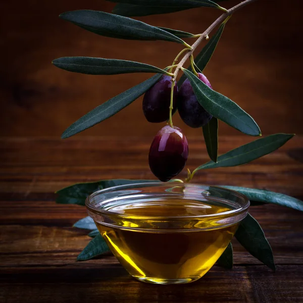 Aceite de oliva y aceitunas moradas — Foto de Stock