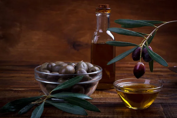 Aceite de oliva y aceitunas moradas — Foto de Stock