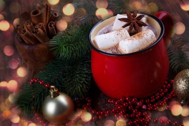 Sıcak çikolata ile kırmızı kupa