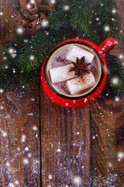 Sıcak çikolata ile kırmızı kupa