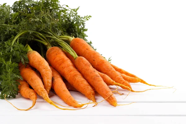 Ramo de zanahorias recién cosechadas — Foto de Stock
