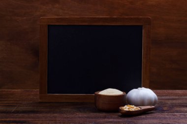 Kuru sarımsak gevreği